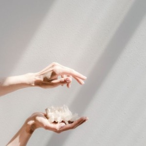 Edelstein und Hände Hände mit Bergkristall