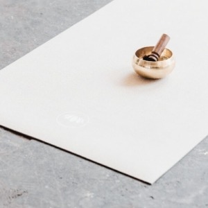 Klangschale Klangschale auf Yogamatte